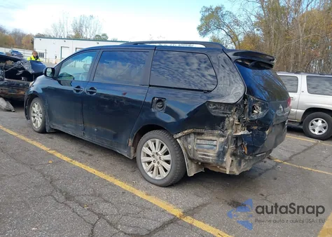 2013 Toyota Sienna Le 7 Passenger z USA, uszkodzony, nr VIN 5TDJK3DC2DS066833